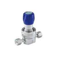 Регулятор AMFLO UHP AU23 Материал: Код Z (Body,Poppet, Nozzle,Diaphragm,Gland-SUS316L,Seat: PCTFE) ; Поверхность 0.13 um; 3х портовый с манометром, вх. давл. 206 бар, CV-0.9